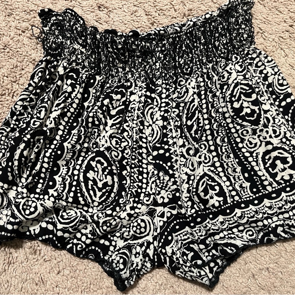 Women’s Size M Black and White Patterned Women's Shorts